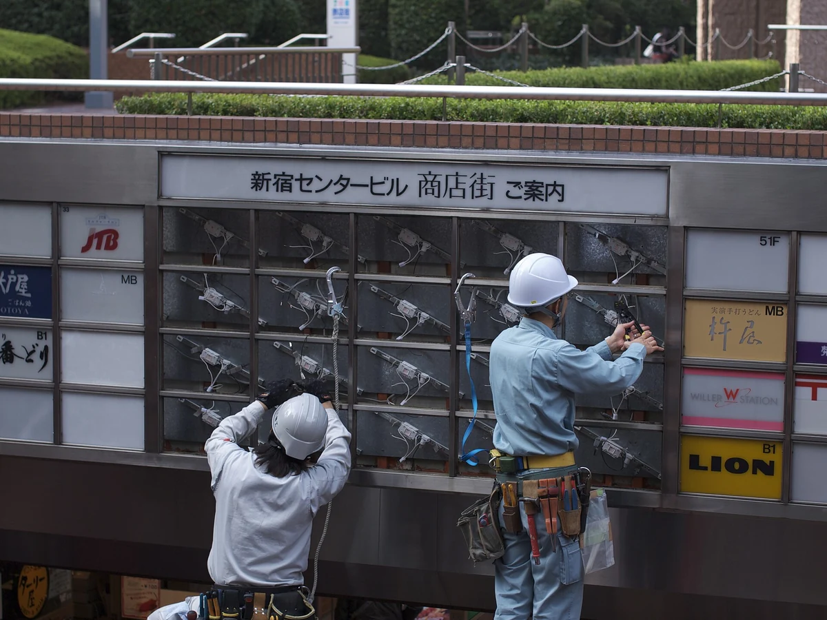 配線とブレーカーを備えた電気設備