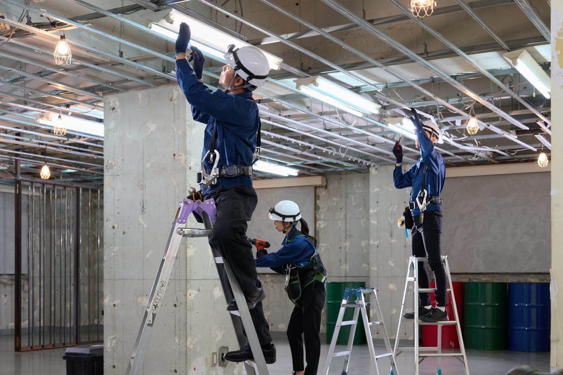 ヘルメットを着用して照明工事を進める作業員たち